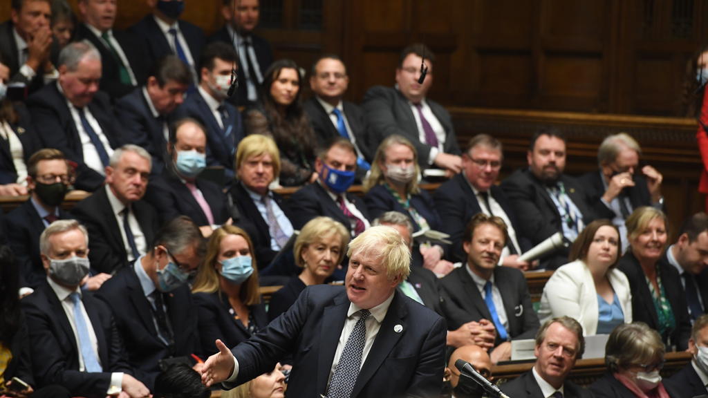 HANDOUT - 27.10.2021, Großbritannien, London: Vom britischen Parlament herausgegebenes Handout-Foto zeigt Boris Johnson, Premierminister von Großbritannien, bei seiner Rede während der Fragestunde des Premierministers, Prime Minister's Questions, im