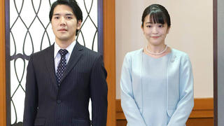 26.10.2021, Japan, Tokio: Die japanische Prinzessin Mako, die älteste Tochter von Prinz Akishino und Prinzessin Kiko, und ihr Ehemann Kei Komuro werden nach einer Pressekonferenz gemeinsam fotografiert. Die beiden hatten zuvor geheiratet, und Mako Komuro wurde in einem Familienregister mit Komuro eingetragen. Foto: -/Pool via kyodo/dpa +++ dpa-Bildfunk +++
