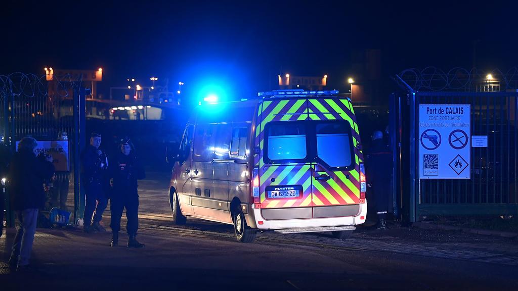 ©PHOTOPQR/VOIX DU NORD/Marc Demeure ; 24/11/2021 ; Naufrage Calais, le 24 /11/2021. Photo MARC DEMEURE / La Voix Du Nord. - Migrants Feared Dead After Boat Capsizes in English Channel The boat, which was carrying the migrants to Britain, capsized nea
