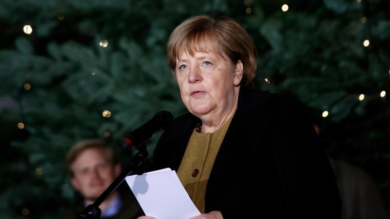 Bei der traditionellen Übergabe des Weihnachtsbaums an das Kanzleramt gibt sich Angela Merkel ganz entspannt. Foto: Carsten Koall/dpa