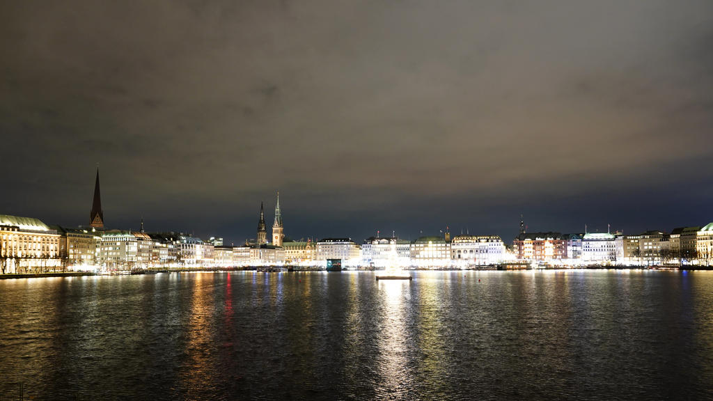 24.11.2021, Hamburg: Die Alstertanne leuchtet auf der Binnenalster. Im Hintergrund ist das Rathaus zu sehen. ist der Michel Foto: Marcus Brandt/dpa +++ dpa-Bildfunk +++