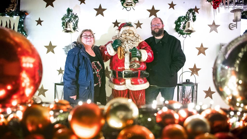 Martina und Sven Borchart stehen vor ihrem weihnachtlich geschmückten Haus. Lange hat die Familie Borchart gebastelt und geschmückt. Nun ist ihr Haus bis in die Dachspitze hinein mit Lichtern versehen. (zu dpa 