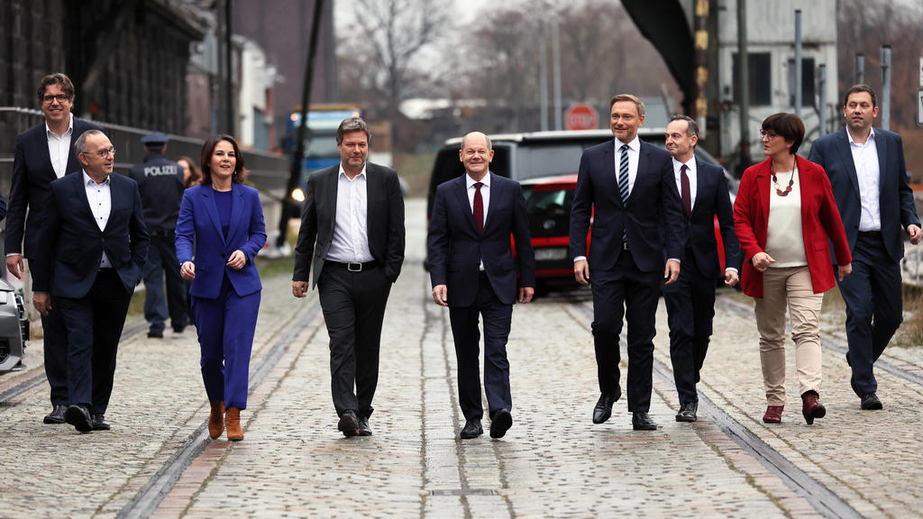 News Bilder des Tages Olaf Scholz C, Norbert-Walter Borjans und Saskia Esken und Lars Klingbeil SPD, Robert Habeck und Annalena Baerbock und Michael Keller Gruene und Christian Lindner und Volker Wissing kommen fuer ein Familienfoto vor der Vorstellu