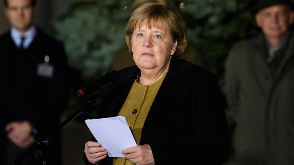 Berlin GER, Berlin, 24.11.21, Uebergabe des Weihnachtsbaumes in Anwesenheit von Angela Merkel Bundeskanzlerin - BKin - Dr Angela Merkel, Bildtermin, Uebergabe der Weihnachtsbaumes - 15m hohe Coloradotanne, auf dem Ehrenhof des Kanzleramtes, 24.11.20