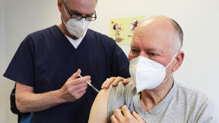 06.04.2021, Nordrhein-Westfalen, Rheinbach: Manfred Haas (r) wird von seinem Hausarzt Oliver Funken geimpft. In Nordrhein-Westfalen haben die Corona-Schutzimpfungen in Hausarztpraxen begonnen. Foto: Oliver Berg/dpa +++ dpa-Bildfunk +++
