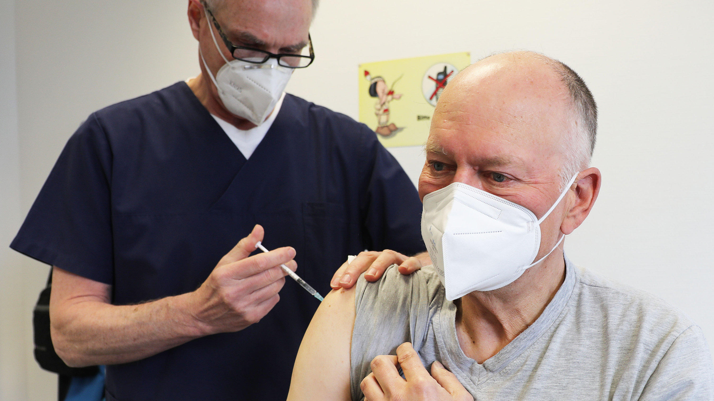 Booster-Impfung in Arztpraxis: Foto: Oliver Berg/dpa +++ dpa-Bildfunk +++