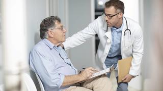 Doctor talking to patient with file in medical practice model released Symbolfoto property released PUBLICATIONxINxGERxSUIxAUTxHUNxONLY ZEF14541  