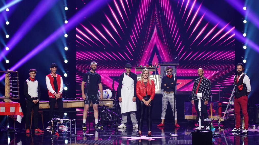 Normal kann ja jeder: Die Band „Les Fo'Plafonds“ will die Supertalent-Bühne auch im Halbfinal so richtig rocken.