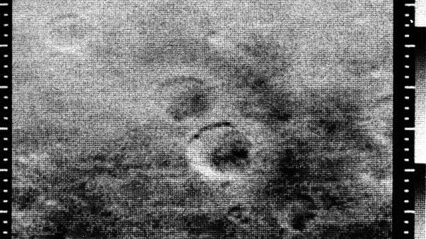 Auf den ersten Bildern von Mariner 4 vom Mars aus dem All konnte man Krater so eben erkennen (NASA/JPL-Caltech).