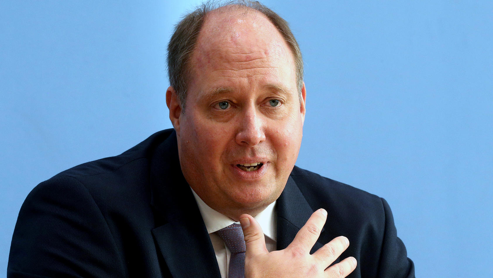 22.11.2021, Berlin: Helge Braun, geschäftsführender Kanzleramtschef, beantwortet während einer Pressekonferenz Fragen von Journalisten. Braun bewirbt sich für den CDU-Vorsitz. Foto: Wolfgang Kumm/dpa +++ dpa-Bildfunk +++