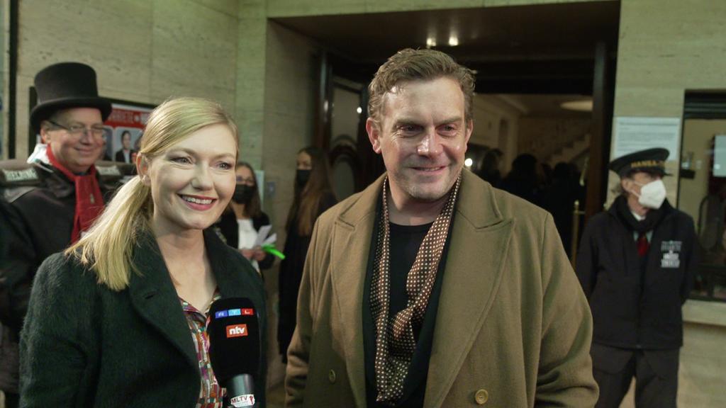 Johanna Christine Gehlen und Sebastian Bezzel vor dem Hansa-Theater in Hamburg.
