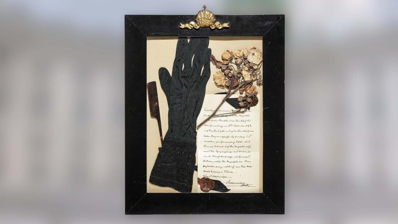 Diesen Handschuh soll die Kaiserin von Österreich am Tag ihrer Ermordung getragen haben.