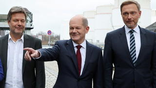 Social Democratic Party (SPD) top candidate for chancellor Olaf Scholz, Greens party co-leaders Robert Habeck and Annalena Baerbock, and Free Democratic Party (FDP) leader Christian Lindner pose for a family photo after a final round of coalition talks to form a new government, in Berlin, Germany, November 24, 2021. REUTERS/Fabrizio Bensch
