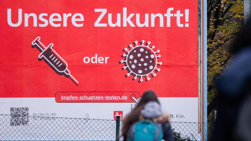 Eine Plakatkampagne der Landesregierung Niedersachsen wirbt in Hannover für eine Corona-Impfung. Foto: Julian Stratenschulte/dpa