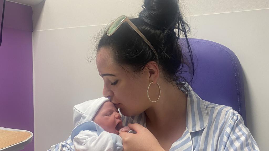 Mama Tasha hält ihr Baby in der Klinik im Arm.