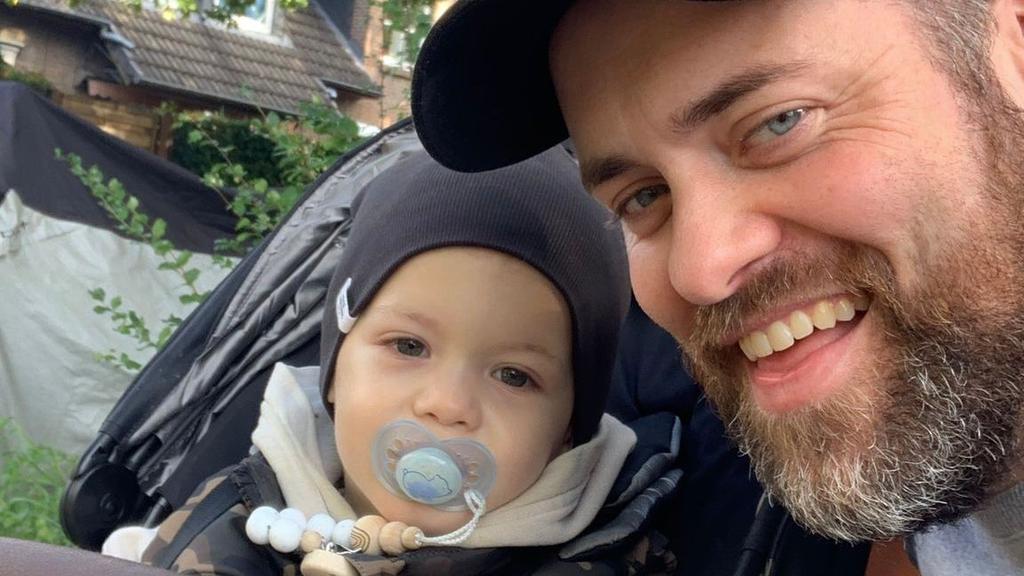 Der kleine Korel mit seinem Papa Lennart Kruse.