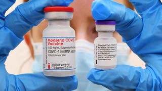  Tuebingen 15.01.2021 Themenbild: Der mRNA- COVID-19 Impfstoff von Biontech / Pfizer re und Moderna li im Lager des Universitaetsklinikum in Tuebingen fuer das Kreisimpfzentrum KIZ und Zentralen Impfzentrum ZIZ in der Paul Horn Arena *** Tuebingen 15 01 2021 Theme picture The mRNA COVID 19 vaccine from Biontech Pfizer re and Moderna li in the warehouse of the University Hospital in Tuebingen for the District Vaccination Centre KIZ and Central Vaccination Centre ZIZ in the Paul Horn Arena ulmer