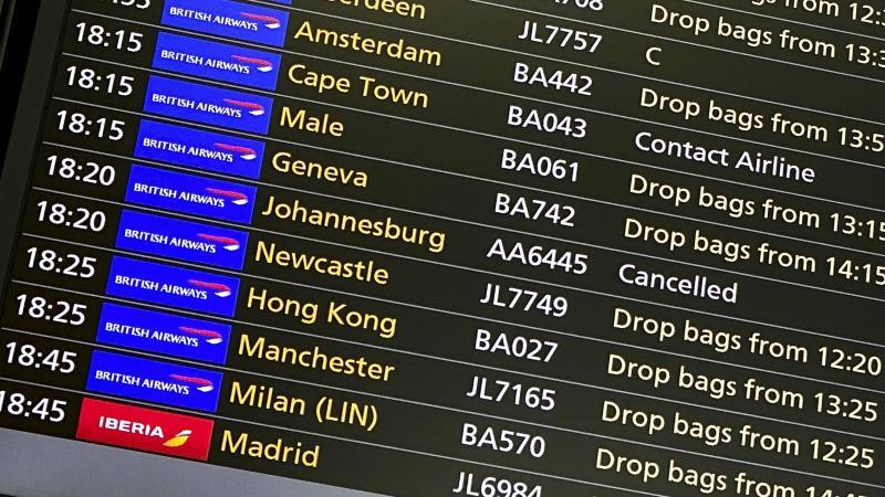 Auf einer Abflugsanzeige ist zu lesen, dass der Flug nach Johannesburg in Südafrika annulliert wurde. Foto: Alberto Pezzali/AP/dpa