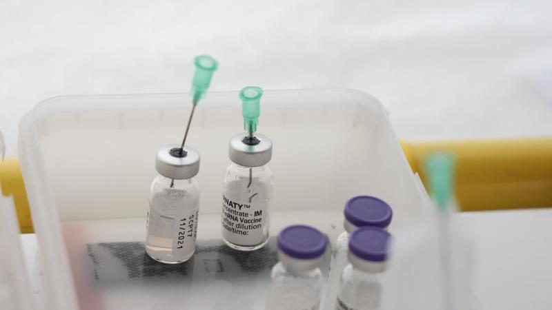 Spritzen und Ampullen mit dem Impfstoff von Biontech. Wirkt der auch gegen die neue Variante?. Foto: Bodo Schackow/dpa-Zentralbild/dpa