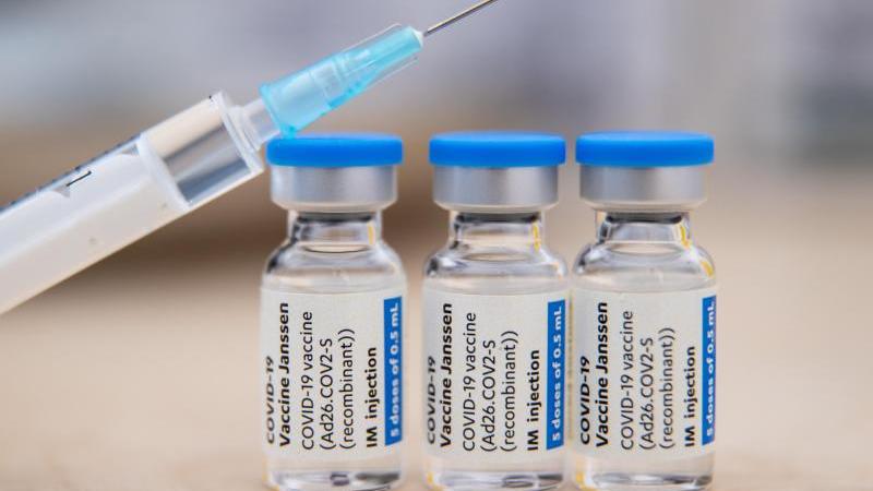 Ampullen mit dem Corona-Impfstoff von Johnson & Johnson stehen auf einem Tisch. Foto: Daniel Karmann/dpa/Symbolbild