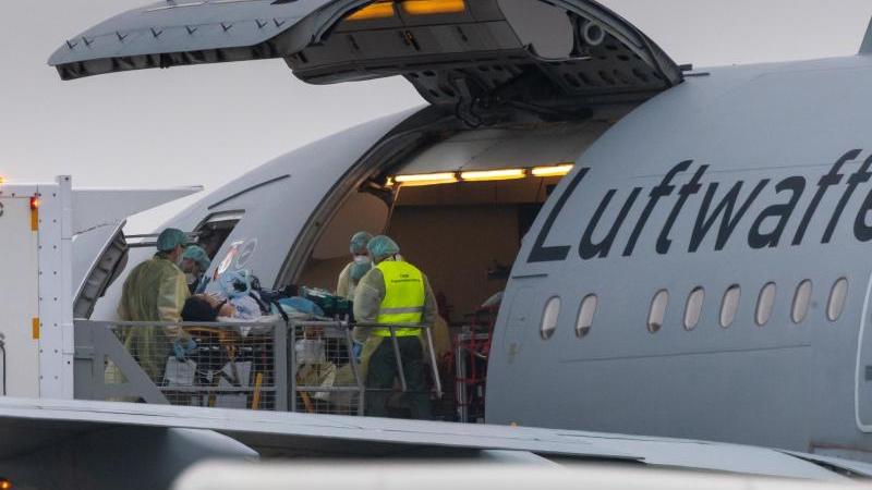 Ein Patient wird in ein Flugzeug der Bundeswehr auf dem Flughafen Memmingen gebracht. Foto: Peter Kneffel/dpa