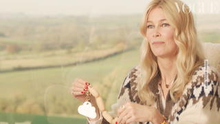 Claudia Schiffer zeigt den Inhalt ihrer Handtasche