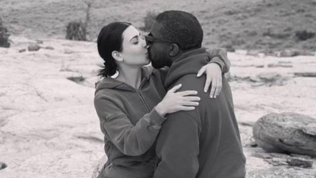 Kim Kardashian und Kanye West küssen sich.