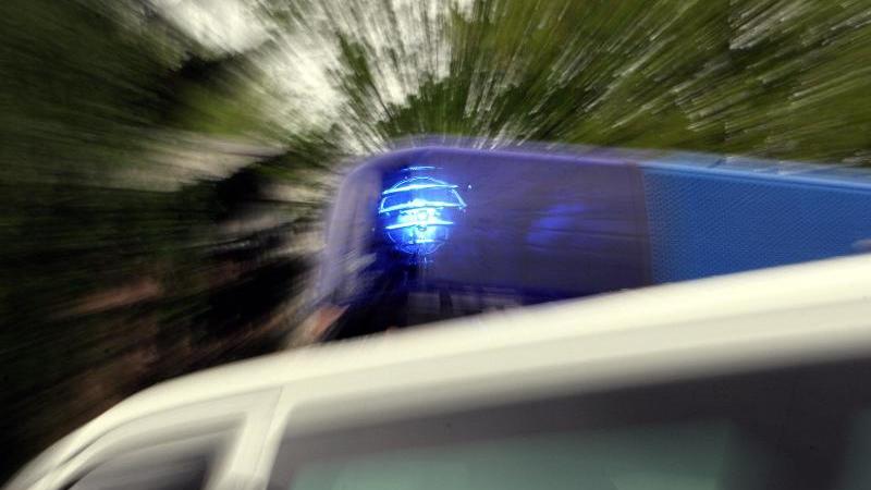 Das Blaulicht eines Polizei-Einsatzfahrzeuges leuchtet. Foto: Marcus Führer/dpa/Symbolbild