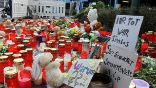 Kuscheltiere, Grußkarten und Kerzen zum Gedenken an das elfjährige Mädchen, dass am Samstag (24.03.2012) im City-Parkhaus am Wasserturm in Emden ermordet wurde, liegen am Dienstag (27.03.2012) vor der Einfahrt zum Parkhaus. Die Polizei wertet zur Zeit das Videomaterial der Überwachungskameras aus. Foto: Ingo Wagner dpa/lni  +++(c) dpa - Bildfunk+++