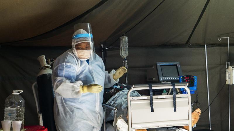 Ein Patient, der sich mit dem Coronavirus infiziert hat, wird im Tshwane District Hospital in Pretoria mit Sauerstoff behandelt. Foto: Jerome Delay/AP/dpa