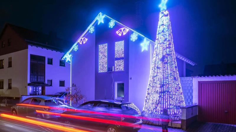 In Karlsruhe leuchtet ein Haus, das mit rund 90.000 LED-Lichtpunkten weihnachtlich geschmückt ist. Foto: Uli Deck/dpa/Archivbild