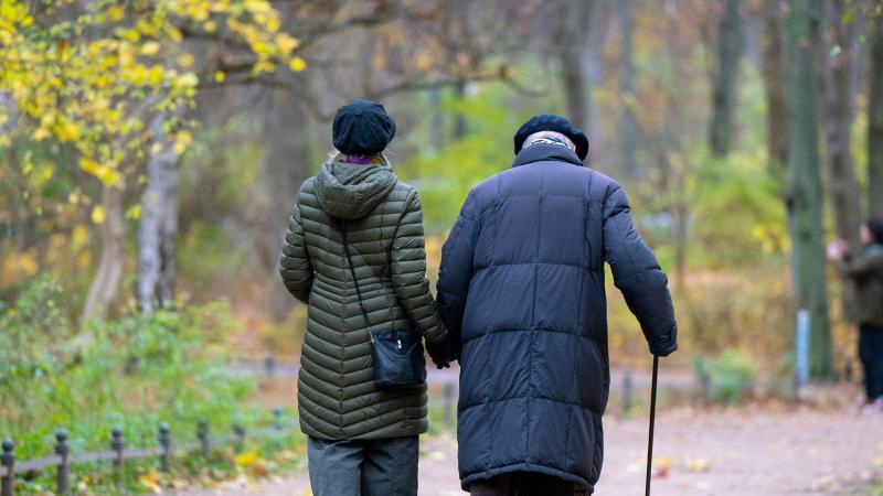Die rund 21 Millionen Rentnerinnen und Rentner in Deutschland müssen damit rechnen, dass die Rentenerhöhung nächstes Jahr doch etwas geringer ausfallen wird als erwartet. Foto: Monika Skolimowska/dpa-Zentralbild/dpa