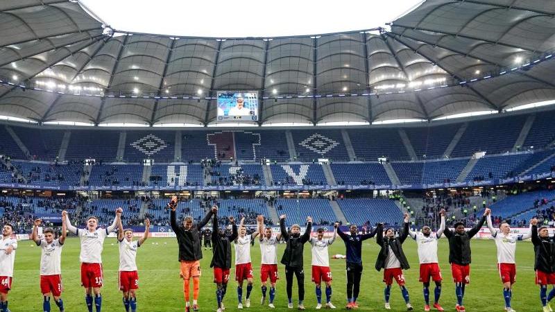 Die Hamburger Spieler feiern den Sieg. Foto: Axel Heimken/dpa