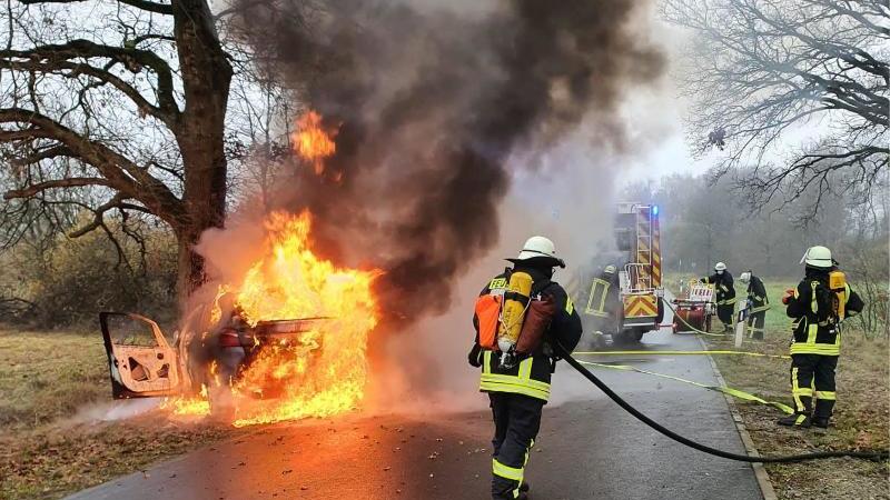 Feuerwehrleute versuchen, ein brennendes Auto zu löschen. Foto: Thomas Klamet/Kreisfeuerwehr Heidekreis/dpa