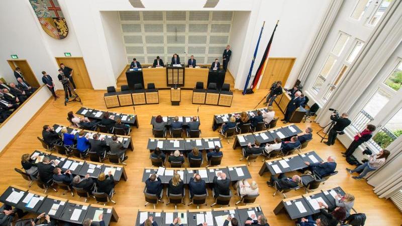 Die Abgeordneten des saarländischen Landtags. Foto: picture alliance / Oliver Dietze/dpa