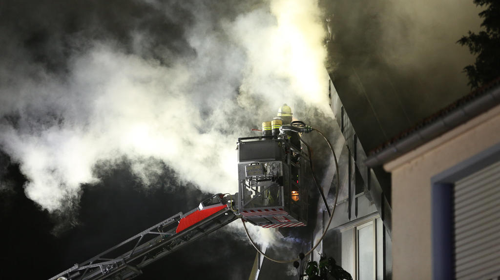 28.11.2021, Hessen, Griesheim: Einsatzkräfte der Feuerwehr löschen in einem Haus einen Zimmerbrand. Es wurde eine leblose Person entdeckt. Zudem wurden bei dem Brand mehrere Menschen verletzt, mindestens eine davon schwer. Foto: 5vision media/dpa +++