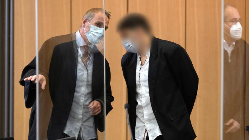 Der Angeklagte (r) steht im Landgericht neben seinem Verteidiger Martin Nitschmann. Foto: Swen Pfoertner/dpa/Archivbild