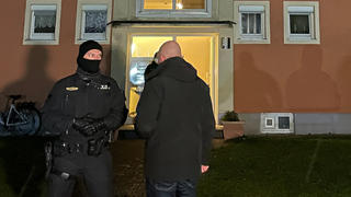 28.11.2021, Bayern, Bad Windsheim: Einsatzkräfte der Polizei stehen vor einem Wohnhaus in Bad Windsheim. In einer Wohnung fand die Polizei eine leblose 33-Jährige und ihren Ex-Mann, der festgenommen wurde. Der Ex-Mann steht im Verdacht, seine Ex-Frau in der Wohnung getötet zu haben. Foto: vifogra/vifogra /dpa +++ dpa-Bildfunk +++