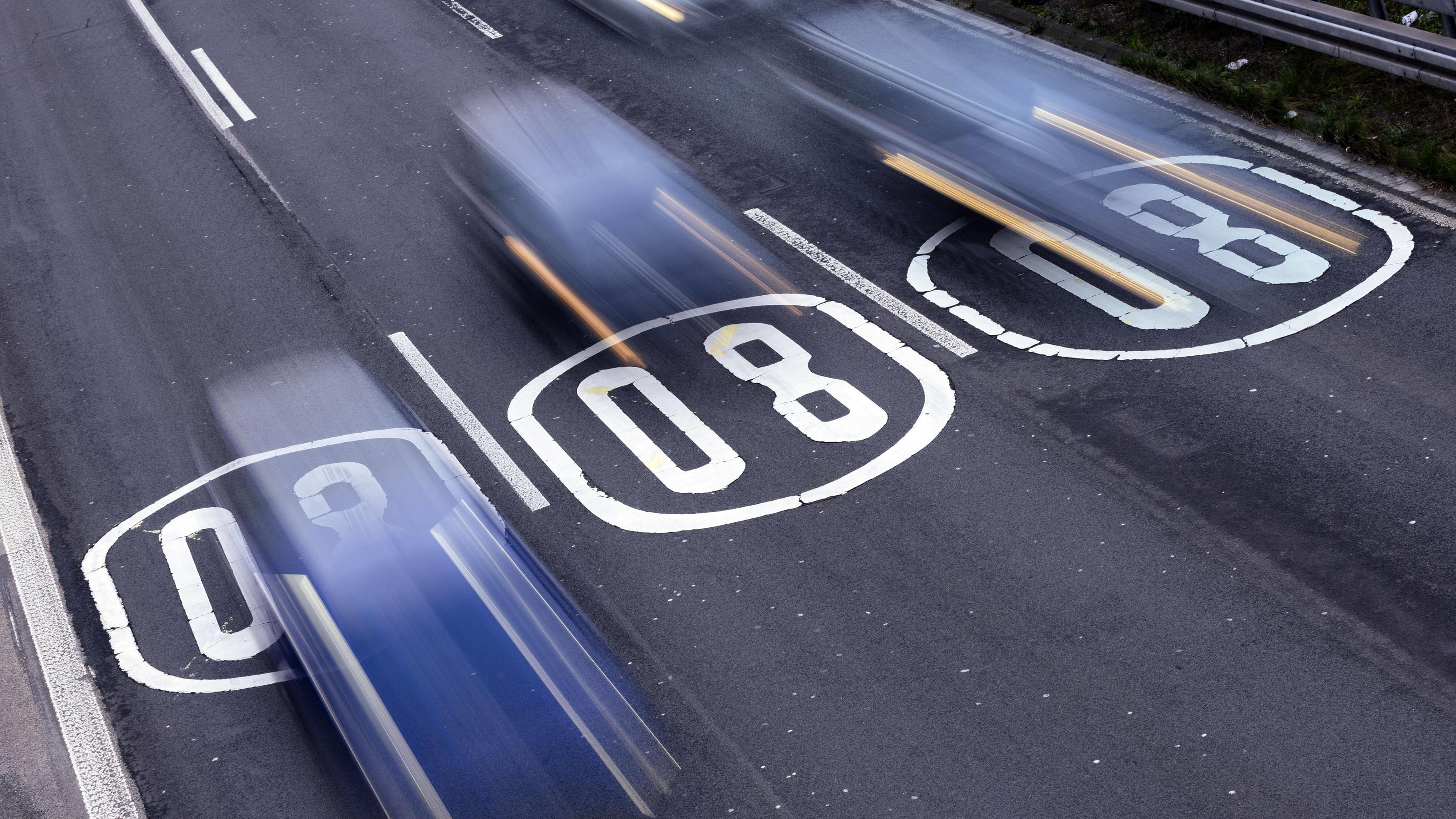  Piktogramme auf der Fahrbahn weisen Autofahrer auf dem Kölner Autobahnring auf Tempolimit 80 Stundenkilometer hin. Themenbild, Symbolbild Köln, 19.11.2020 *** Pictograms on the carriageway inform drivers on the Cologne motorway ring about the speed 