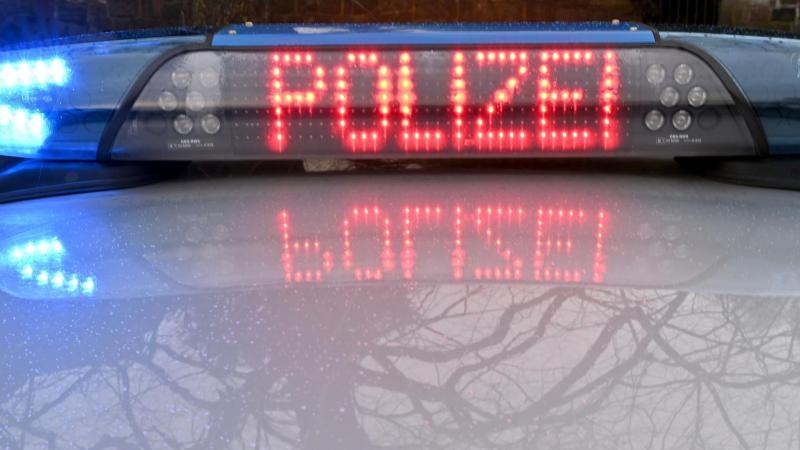 Die Schriftzug "Polizei" leuchtet auf dem Dach eines Streifenwagens der Polizei. Foto: Carsten Rehder/dpa/Symbolbild