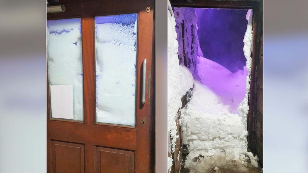 Schnee blockiert Ausgänge eines Pubs