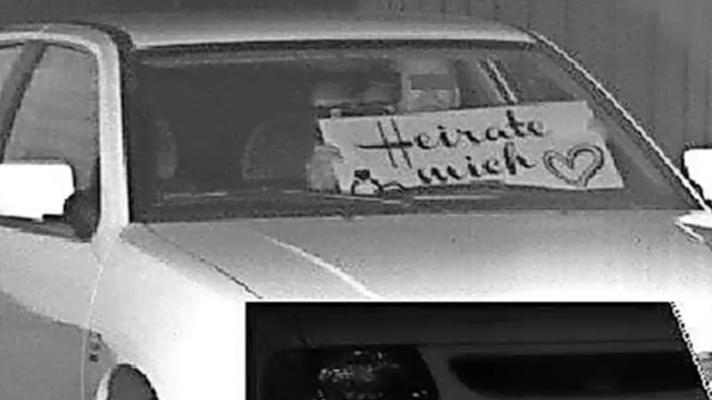 Verkehrssünder hält Plakat in die Blitzerfalle.