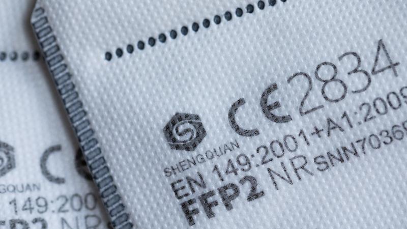 FFP2-Masken mit CE-Zertifizierung liegen auf einem Tisch. Foto: Rolf Vennenbernd/dpa/Illustration