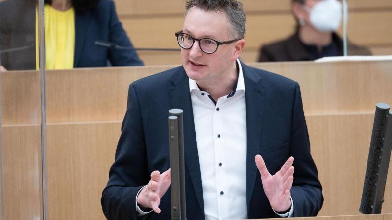 Grünen-Fraktionschef Andreas Schwarz nimmt an einer Sondersitzung des Landtags teil. Foto: Marijan Murat/dpa/Archivbild
