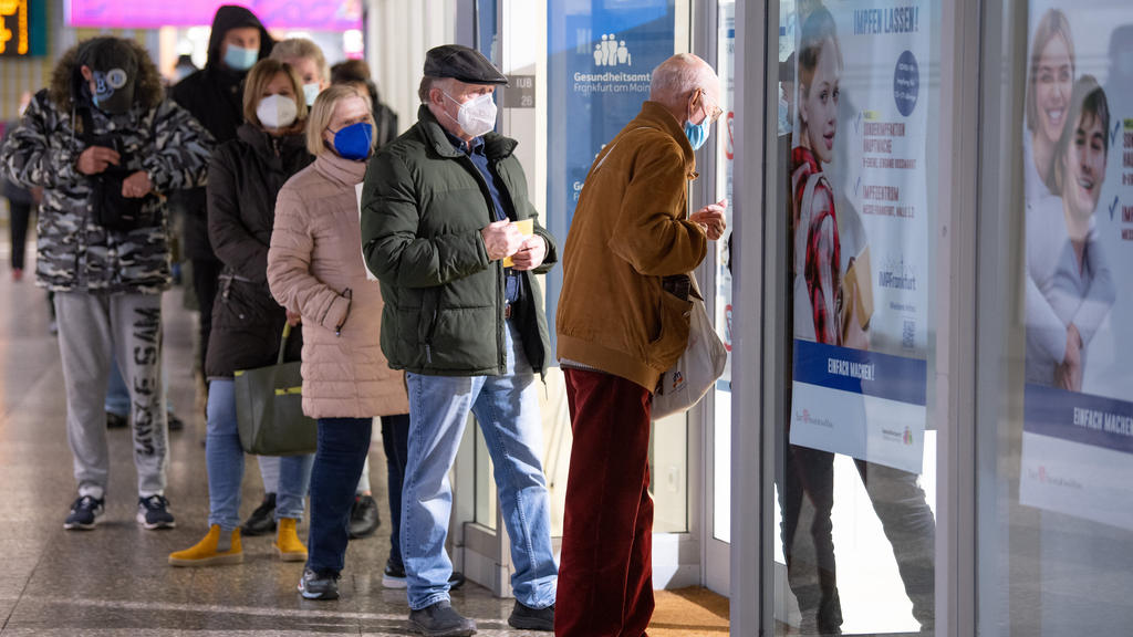 15.11.2021, Hessen, Frankfurt/Main: Impfwillige stehen im Rahmen einer Sonder-Impaktion des Gesundheitsamtes Frankfurt vor einem Impfzentrum auf der B-Ebene der Hauptwache Schlange, um sich gegen das Corona-Virus impfen zu lassen. Bundesweit steigen