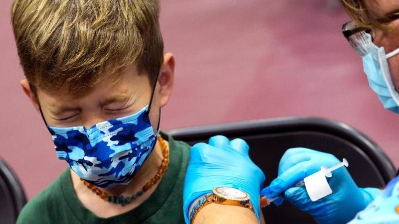 Ein Junge in den USA kneift während seiner Impfung die Augen zusammen. Nun könnte auch die EMA den Impfstoff empfehlen. Foto: Keith Birmingham/The Orange County Register via AP/dpa