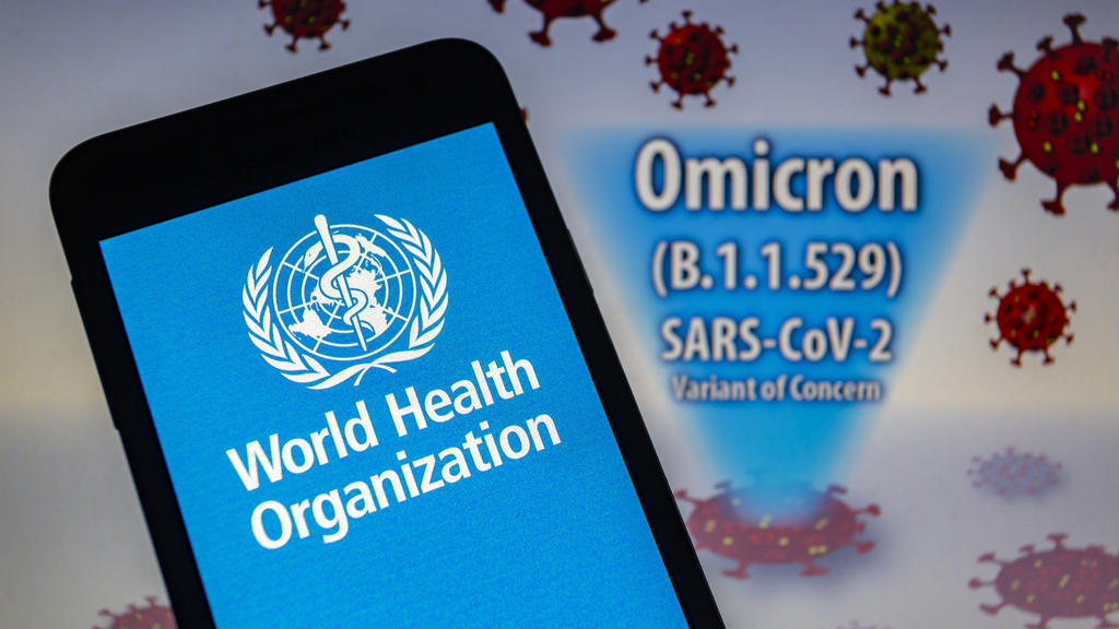 28.11.2021, Paraguay, Asunción: ILLUSTRATION - Logo der Weltgesundheitsorganisation (WHO) auf einem Smartphone vor einer visuellen Darstellung der neu entdeckten Virusvariante Omikron. Am 26. November 2021 hat die WHO die SARS-CoV-2-Variante B.1.1.52
