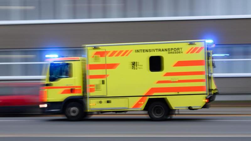 Ein Rettungswagen ist mit Blaulicht im Einsatz. Foto: Robert Michael/dpa-Zentralbild/dpa/Symbolbild