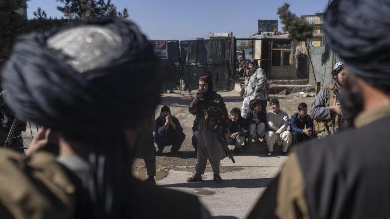 Taliban-Kämpfer in Kabul sichern nach der Explosion einer Bombe den Straßenrand. Laut der Menschenrechtsorganisation Human Rights Watch (HRW) sind seit der Machtübernahme in Afghanistan zahlreiche ehemalige Sicherheitskräfte der Regierung verschwunden ode