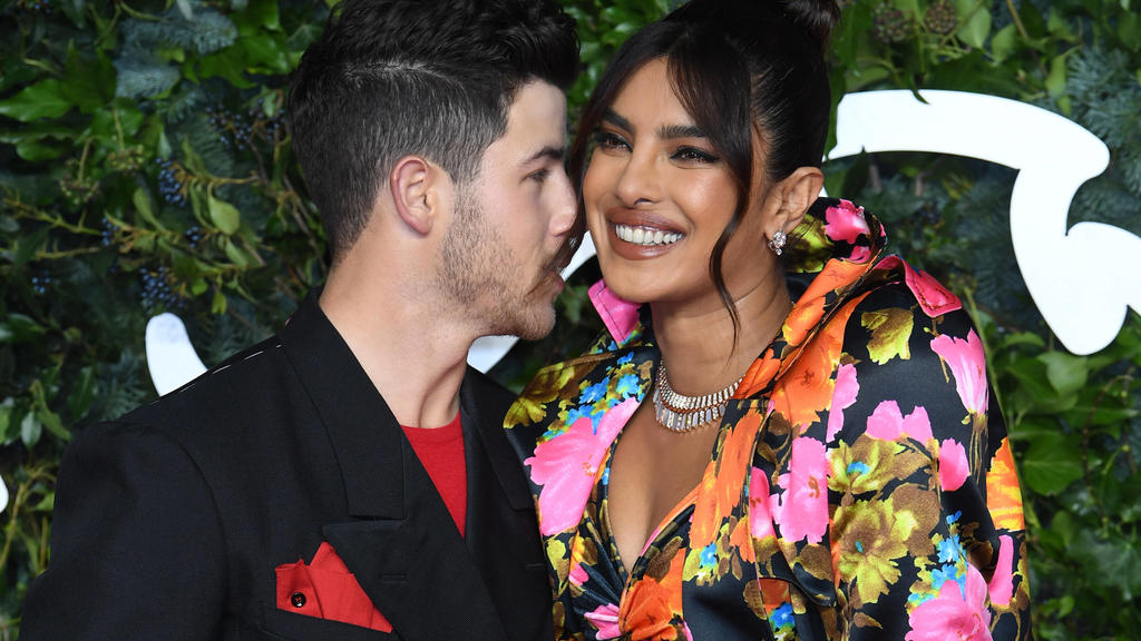 Nick Jonas und seine Frau Priyanka Chopra trotzen den Trennungsgerüchten.